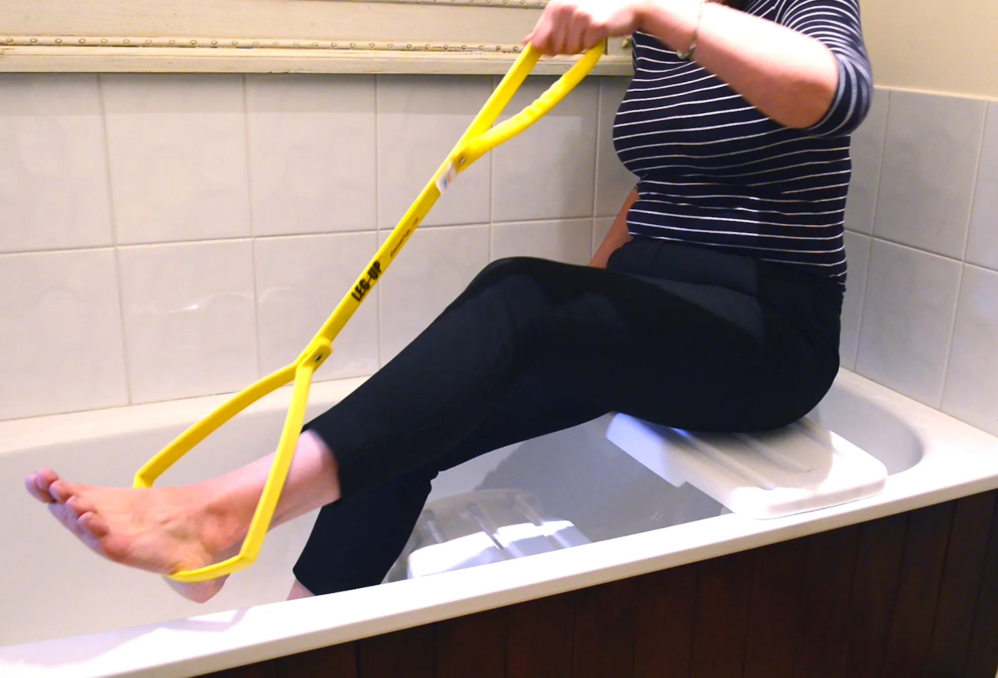 beenheffer in en uit bad stappen